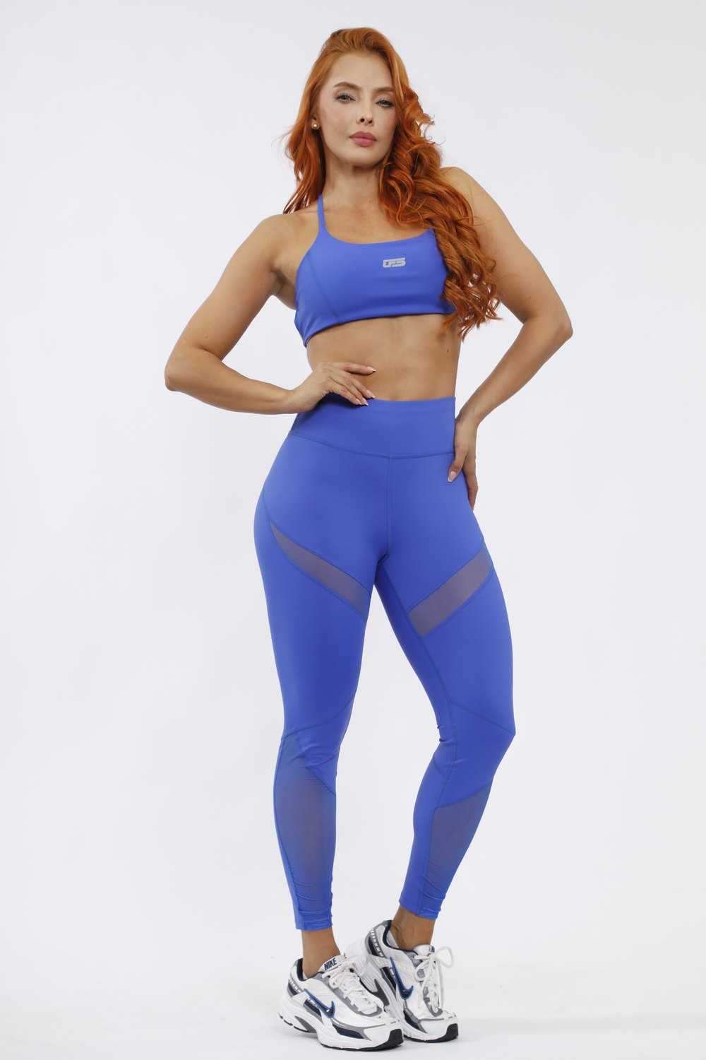 Mujer con conjunto deportivo azul rey UFSport