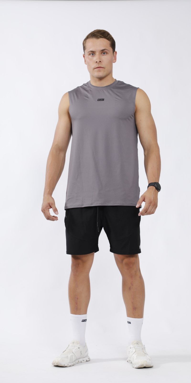 Hombre con camisilla gris UFSport y pantaloneta negra