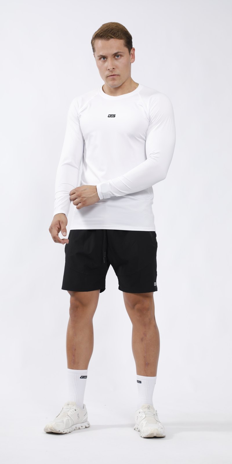 Hombre con camiseta manga larga blanca UFSport
